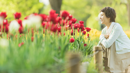 花畑を歩く女性