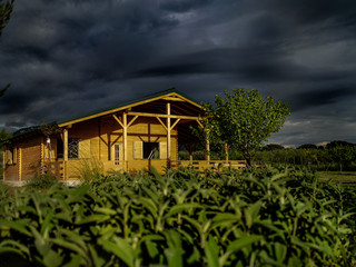 Casa in legno di abete con temporale sullo sfondo