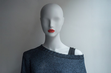 pullover en laine sur mannequin de vitrine