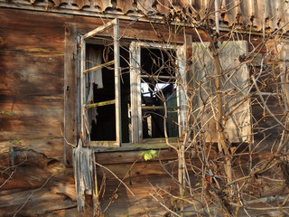 Otwarte okno w starym zrujnowanym drewnianym domu