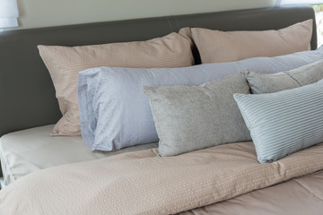 Fototapeta na wymiar set of pillows on king bed size in luxury bedroom