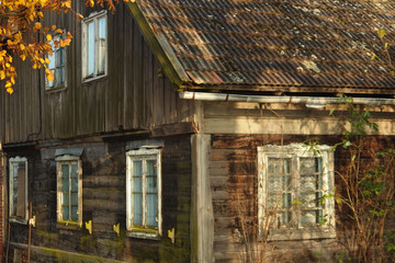 Stary drewniany dom na wsi - obrazy, fototapety, plakaty