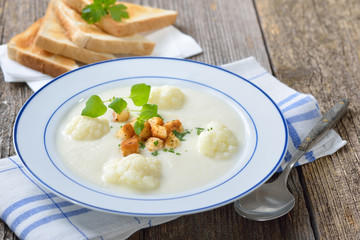 Vegetarisches Gericht: Delikate Blumenkohl-Cremesuppe  mit Croutons, serviert mit knusprigem Weizentoast – Vegetarian dish: cauliflower cream soup topped with croutons and served with crisp toast