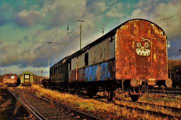 Fototapeta premium Zug im Sonnen untergang