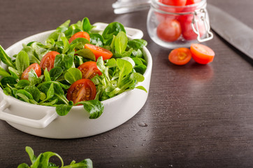 Lamb lettuce salad, tomatoes and herbs