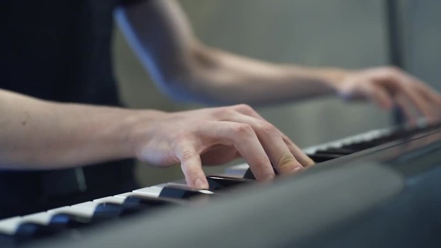 to play the piano, hands playing the piano.