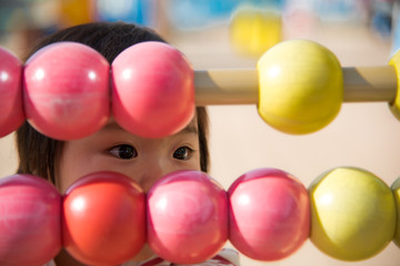 遊具で遊ぶ赤ちゃん