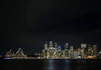 Naklejka premium widok na port miasta sydney w australii w nocy