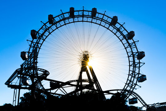 Wahrzeichen in Wien - Wiener Riesenrad im Gegenlicht bei Sonnenuntergang
