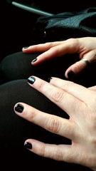 Donna con lo smalto nero - dark