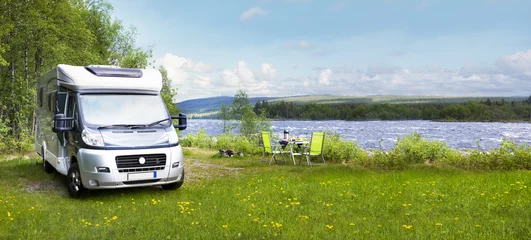 Gordijnen Camper aan de rivier © by-studio