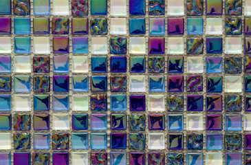 Panele Szklane Podświetlane  Geometryczny wzór mozaiki niebieski, fioletowy i zielony. Tapeta tekstura tło. Drobne płytki do prac budowlano-remontowych, materiał dekoracyjny do okładzin ścian i podłóg.
