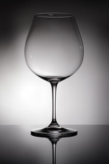 Weinglas für Rotwein und Burgunder im Gegenlicht