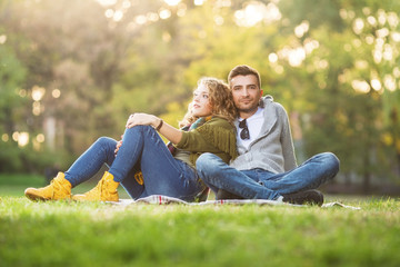 Fototapeta premium Young couple in park bonding