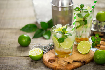 Mojito cocktail with lime and mint - obrazy, fototapety, plakaty