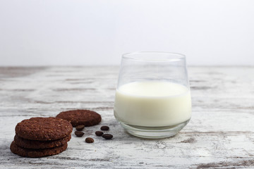 Bicchiere di latte con biscotti