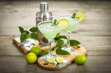 Crédence de cuisine en verre imprimé Cocktail Cocktail Margarita au citron vert et à la menthe