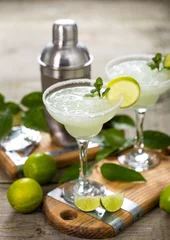 Fototapeten Margarita-Cocktail mit Limette und Minze © pilipphoto