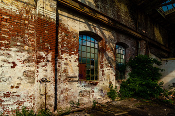 Fototapeta na wymiar kaputte Fenster an einem alten Gebäude