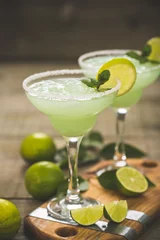 Fototapeten Margarita-Cocktail mit Kalk und Minze © pilipphoto