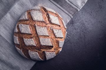 knuspriges Bauernbrot auf Leinentuch