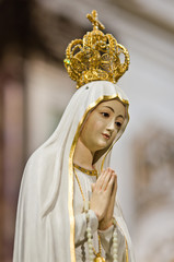 Obraz premium statue of the madonna in the ancient baroque church
