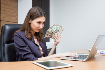 Businesswomen prompt pay money to buy shares by notebook.