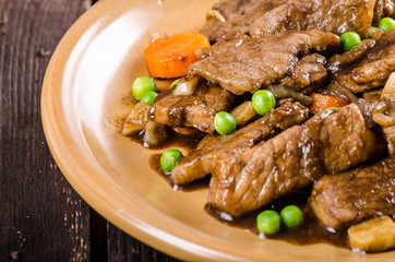 Pork medallions with vegetable and soy garlic sauce