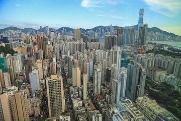 Fototapeta na wymiar Hong Kong: Hochhäuser und Straßenschluchten in Kowloon