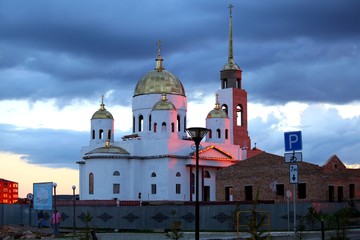 Kirche am Sonnenuntergang