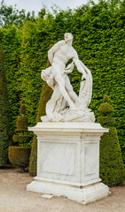 Obraz premium Samson fighting with lion. Statue in the garden of Versaille palace. France