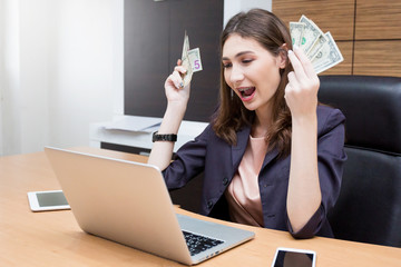 Businesswomen prompt pay money to buy shares by notebook.