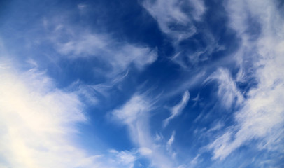 schlierige Wolken am blauen Himmel