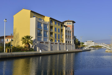 Un canal de Port Fréjus (83600) coloré sous ciel bleu, département du Var en région Provence-Alpes-Côte-d'Azur, France	