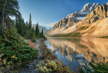 Fototapeta na wymiar Autumn at Bow Lake in Banff National Park on the Icefields Parkway