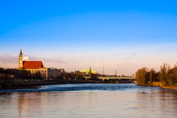 Stadtpanorama über die Elbe auf Magdeburg