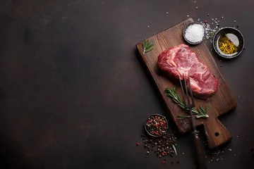 Papier Peint Lavable Steakhouse Bifteck cru de boeuf de ribeye faisant cuire avec des ingrédients