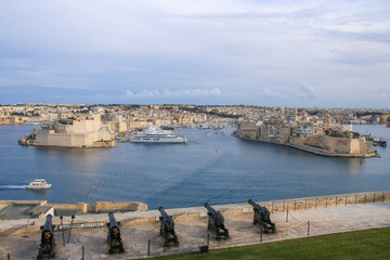 Valletta, Salutierende Batterie, Kanonen, Blick auf Senglea, Malta, Fort St. Angelo, Valletta 