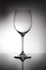 Glas leer für Weißwein Chardonnay im Gegenlicht