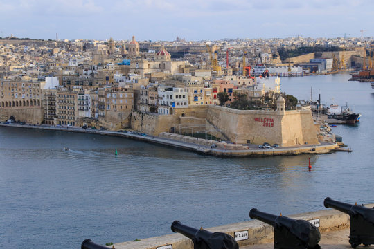 Valletta, Salutierende Batterie, Kanonen,Blick auf Senglea, Malta