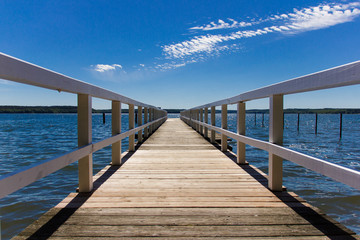 Bootssteg aus Holz im Sommer Freiheit Ferien Wasser blauer Himmel