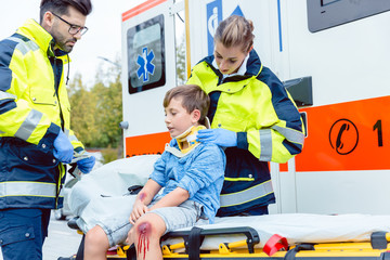 Rettungssanitäter versorgen einen verletzten Jungen
