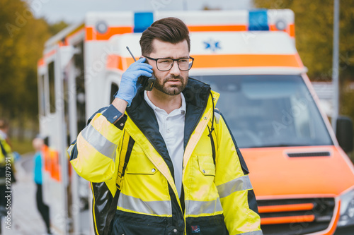 Warum Fährt Der Notarzt Hinter Dem Krankenwagen "Notarzt Mann spricht mit Einsatzleitung vor dem Krankenwagen