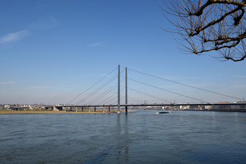 Fototapeta na wymiar Kniebrücke in Düsseldorf 