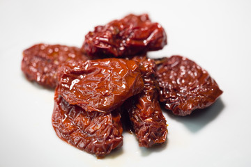 Pomodori secchi su sfondo bianco