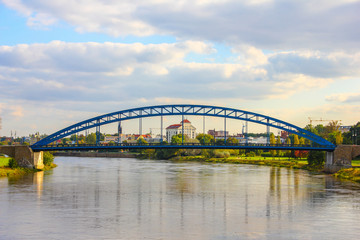 Fototapeta na wymiar blaue Sternbrücke über die Elbe in Magdeburg