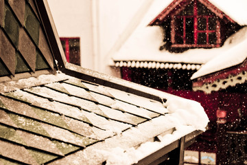 Крыша исторического деревянного здания, зима  