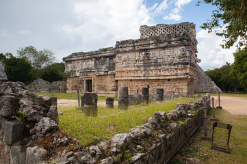 Fototapeta na wymiar Majestic Mayan ruins in Chichen Itza,Mexico.