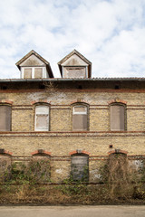 Verlassen und verfallen, Gebäude aus  gelben Backstein 