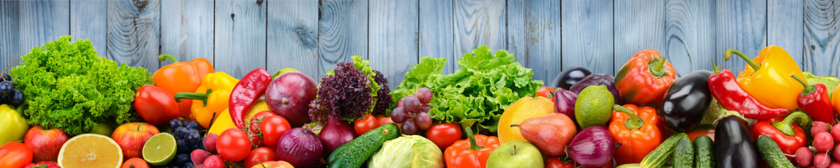 Fruits et légumes sur fond de mur en bois. Nourriture végétarienne saine.